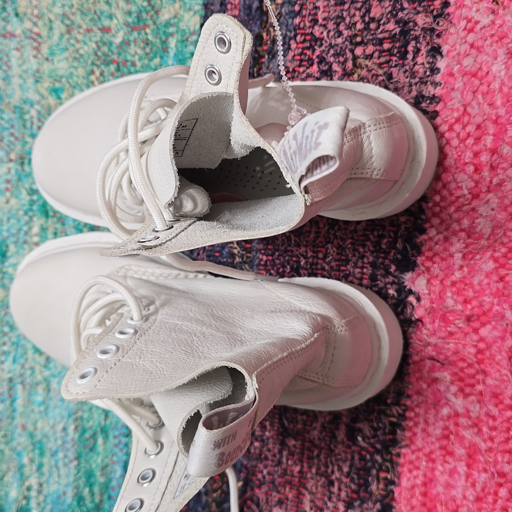 Dr Martens boots white NEW - Picture 4 of 7